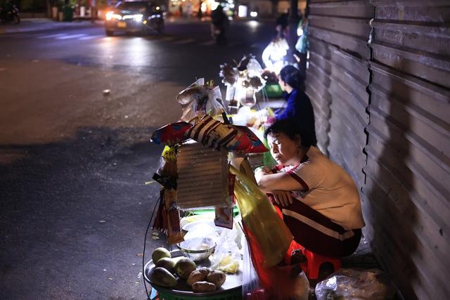 Xóm hàng rong 'mua ngủ' 40.000 đồng/ngày ở trung tâm TP.HCM, oằn vai mưu sinh giáp tết- Ảnh 3.