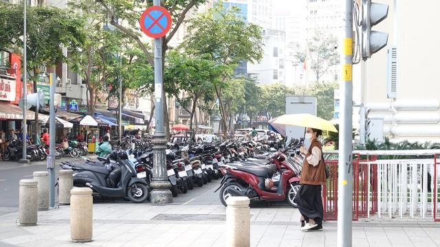TP.HCM hướng dẫn thu phí vỉa hè: Không cho buôn bán, kinh doanh - Ảnh 2.