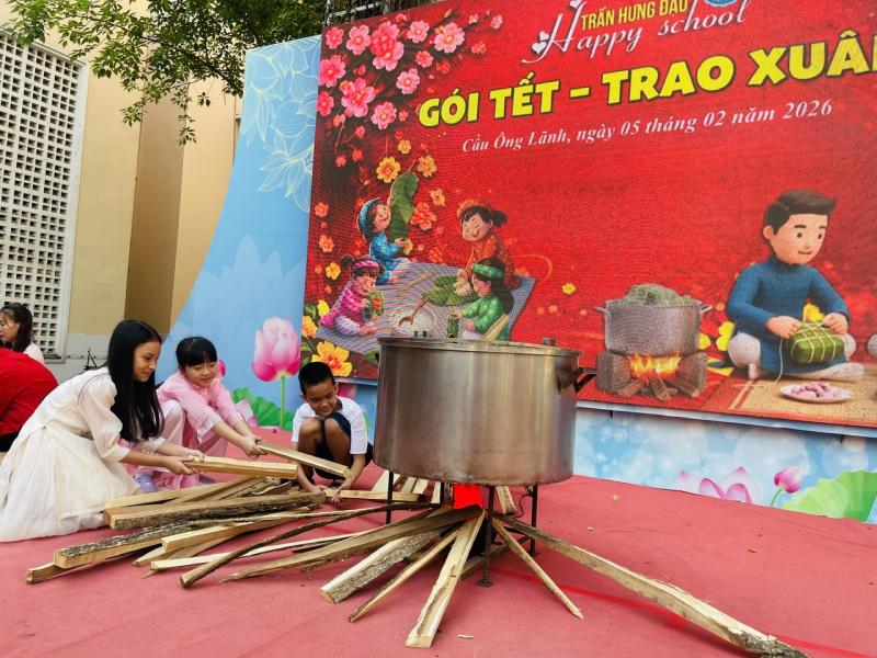 Câu chuyện xúc động sau nồi bánh chưng ở sân trường - Ảnh 13.