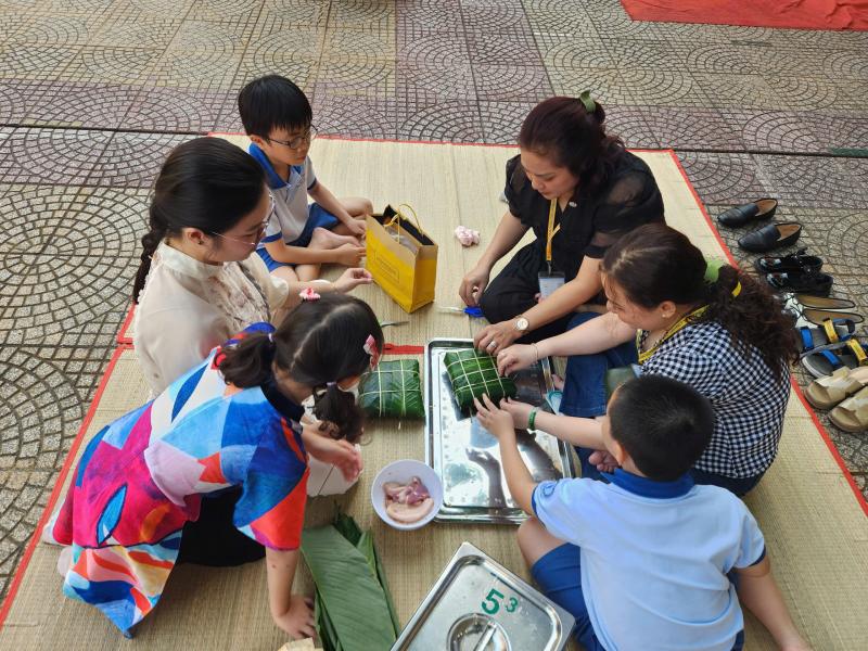 Câu chuyện xúc động sau nồi bánh chưng ở sân trường - Ảnh 10.