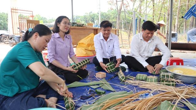 Cả xã Nha Bích gói bánh tét nghĩa tình cho người khó khăn dịp Tết Nguyên đán 2026 - Ảnh 7.