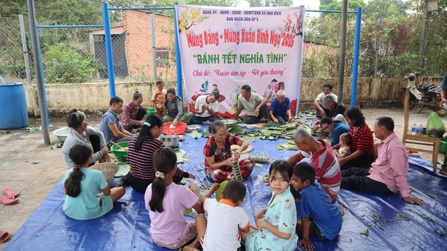 Cả xã Nha Bích gói bánh tét nghĩa tình cho người khó khăn dịp Tết Nguyên đán 2026 - Ảnh 1.