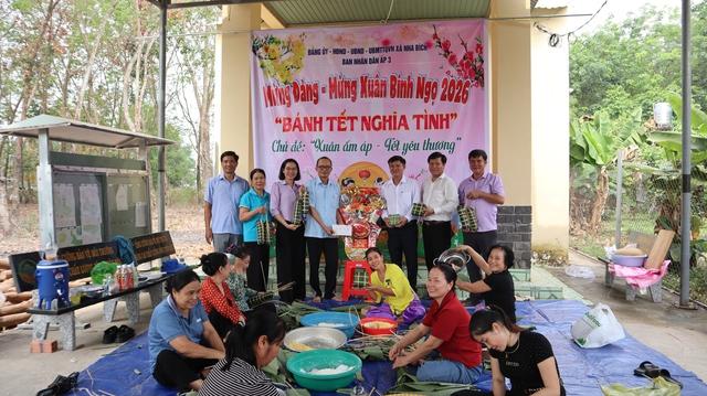 Cả xã Nha Bích gói bánh tét nghĩa tình cho người khó khăn dịp Tết Nguyên đán 2026 - Ảnh 6.