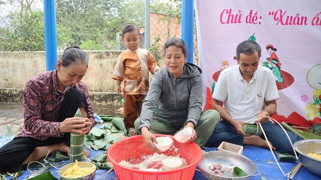 Cả xã Nha Bích gói bánh tét nghĩa tình cho người khó khăn dịp Tết Nguyên đán 2026 - Ảnh 2.