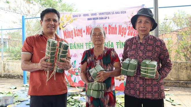 Cả xã Nha Bích gói bánh tét nghĩa tình cho người khó khăn dịp Tết Nguyên đán 2026 - Ảnh 4.