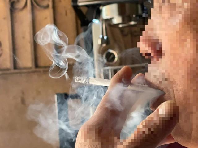 Cấm hút thuốc ở chùa, bến xe: Nhà nước can thiệp đến đâu là đủ?- Ảnh 1.