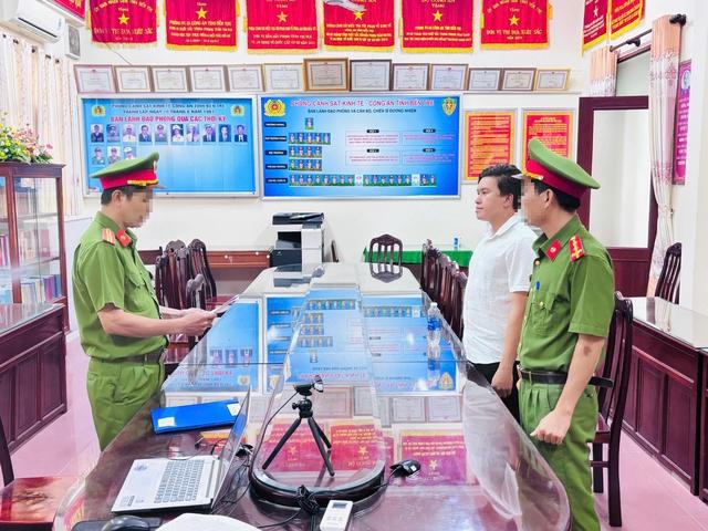 Vĩnh Long khởi tố người đàn ông cho vay lãi nặng 180 % / năm - Ảnh 1.