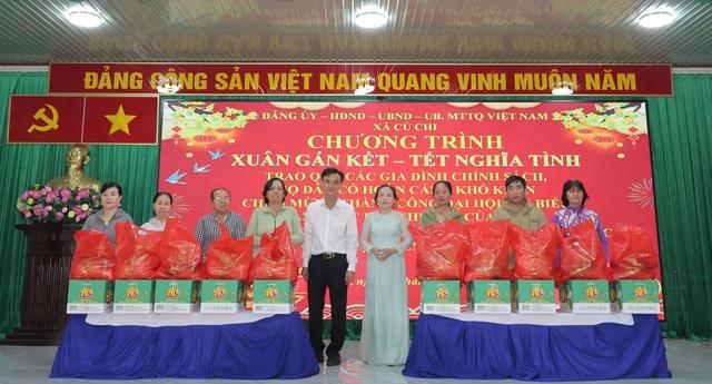 Xã Củ Chi trao quà tết cho hộ khó khăn và gia đình chính sách năm 2026 - Ảnh 1.