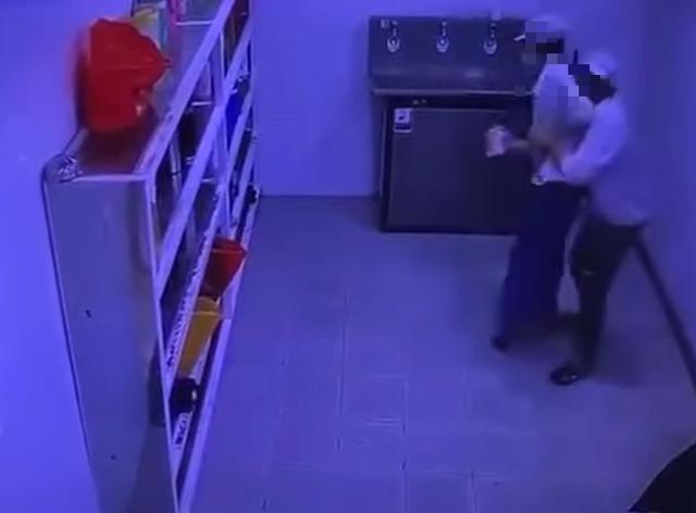 Vụ công nhân bị bắt vì sàm sỡ đồng nghiệp: Làm gì để tự bảo vệ mình?- Ảnh 2.