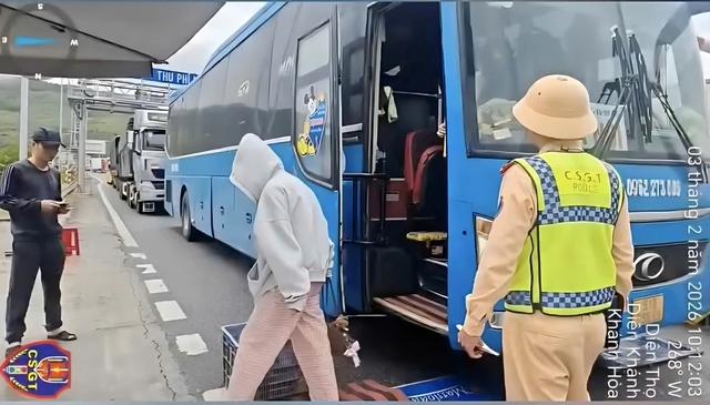 Phạt 52,5 triệu đồng xe khách chở quá 7 người trên cao tốc - Ảnh 1.
