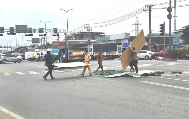 Lật xe tải chở ván gỗ, đường Lê Đức Anh kẹt xe kéo dài - Ảnh 4.