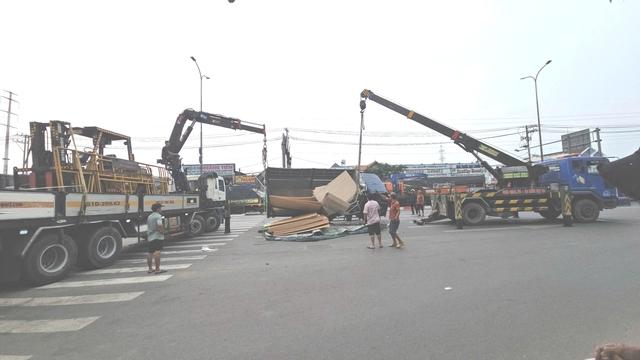 Lật xe tải chở ván gỗ, đường Lê Đức Anh kẹt xe kéo dài - Ảnh 3.