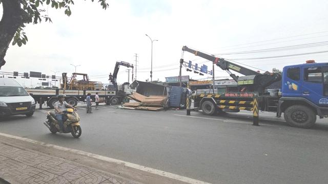 Lật xe tải chở ván gỗ, đường Lê Đức Anh kẹt xe kéo dài - Ảnh 1.
