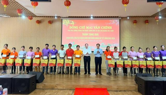 Phó thủ tướng Mai Văn Chính trao quà tết cho công nhân lao động Tây Ninh - Ảnh 2.