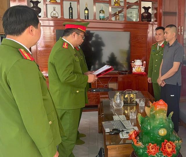 Khởi tố 3 bị can xông vào bãi tập kết cát cản trở hoạt động kinh doanh- Ảnh 1.