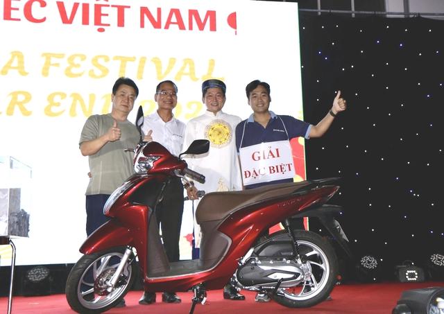 Lần đầu làm tất niên: Công ty 'chơi lớn' tặng xe máy, tủ lạnh cho công nhân - Ảnh 1.
