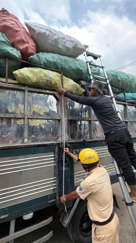 Phạt nặng tài xế xe tải chở hàng vượt quá chiều cao gây tai nạn - Ảnh 2.