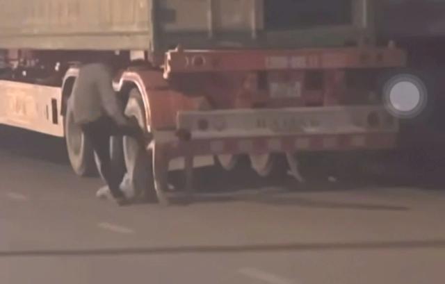 Sau va chạm giao thông, 2 tài xế lao vào nhau với kéo và rựa- Ảnh 1.