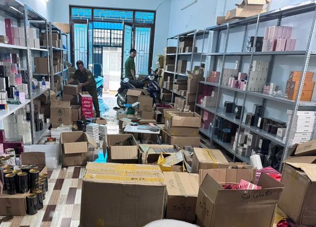 Công an TP . HCM triệt phá đường dây buôn bán mỹ phẩm giả quy mô lớn trên mạng - Ảnh 2.