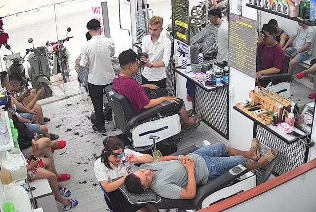 Gần tết, tiệm hớt tóc, tiệm nail... đông từ sáng đến tối, khách phải đặt lịch trước- Ảnh 1.