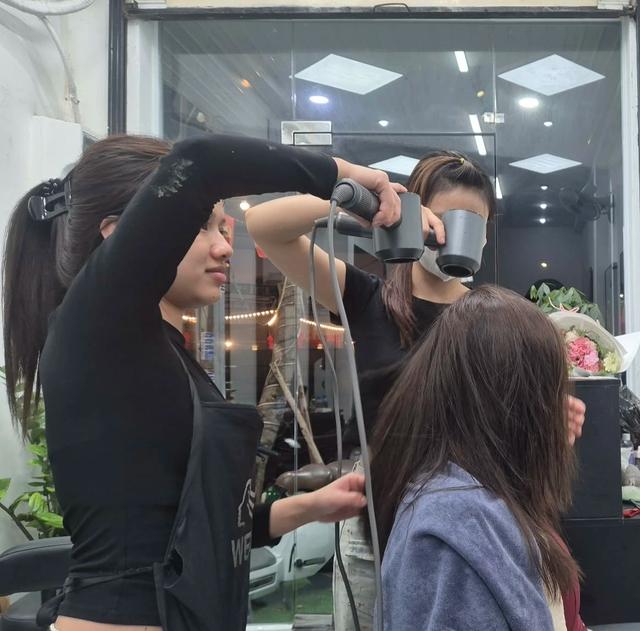 Gần tết, tiệm hớt tóc, tiệm nail... đông từ sáng đến tối, khách phải đặt lịch trước- Ảnh 2.