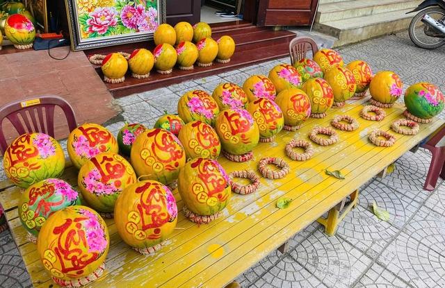 'Vẽ tết' lên trái dừa, kỹ sư trẻ ở Quảng Trị khoe tài, kiếm thêm tiền triệu- Ảnh 2.
