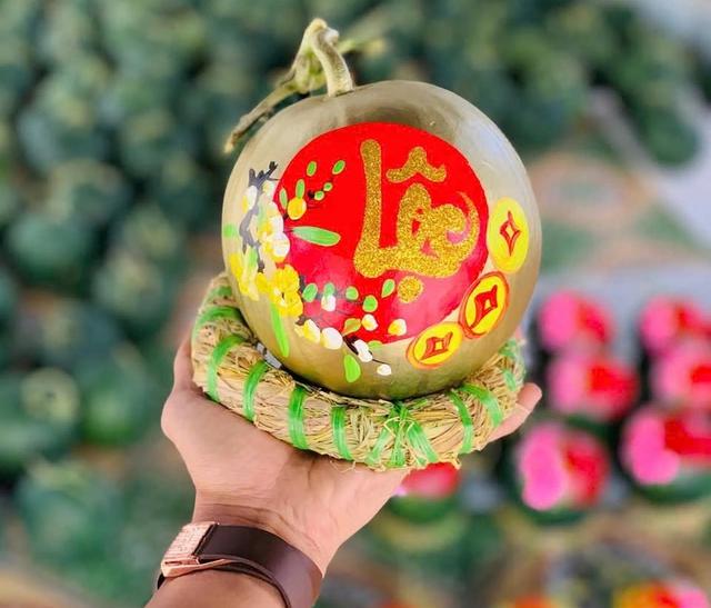 'Vẽ tết' lên trái dừa, kỹ sư trẻ ở Quảng Trị khoe tài, kiếm thêm tiền triệu- Ảnh 3.
