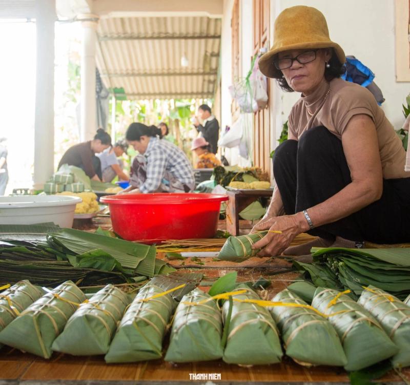 Hái rau ngót vo nếp nấu ra món bánh tét mặt trăng nức tiếng Quảng Trị - Ảnh 1.