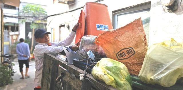 Nỗi Lòng người gom rác: Xin đừng gọi là "tiền rác tháng 13" - Ảnh 1.