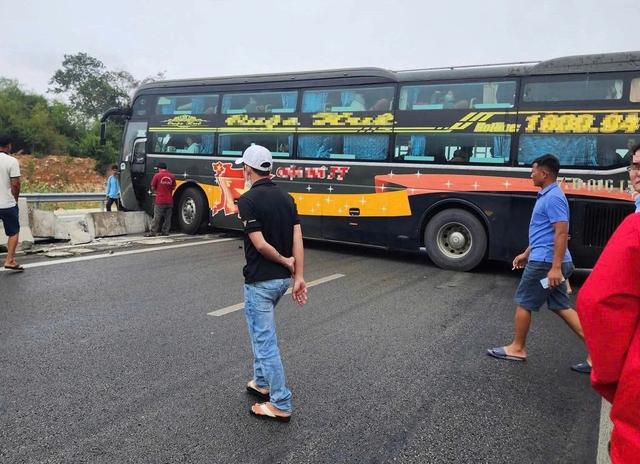 Xe khách tông dải phân cách, cao tốc Cam Lâm - Vĩnh Hảo ùn tắc cục bộ- Ảnh 2.