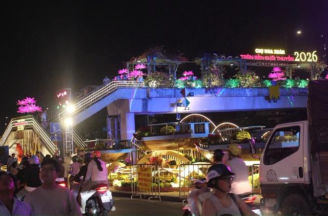 Chợ hoa 'Trên bến dưới thuyền' hot rần rần: Giới trẻ check-in trước giờ G - Ảnh 2.
