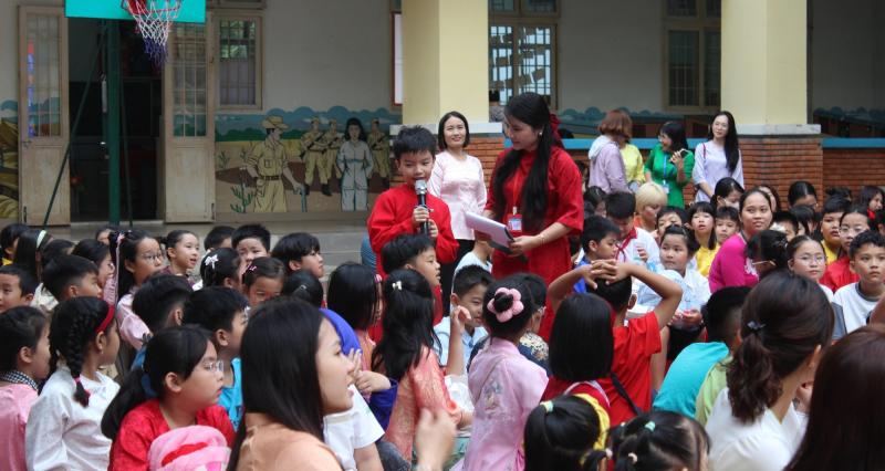 Ngày cuối năm đến trường, học sinh tập làm cảnh sát giao thông, giáo viên, phóng viên- Ảnh 11.