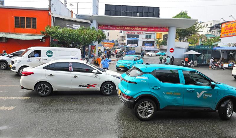 Cửa ngõ phía tây ùn ứ, CSGT dầm mưa điều tiết giao thông ngày cao điểm - Ảnh 4.