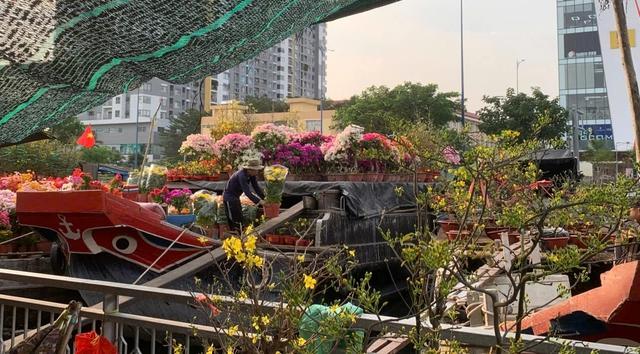 Mưu sinh ở Bến Bình Đông: Những chiếc ghe chở cả một cái tết- Ảnh 1.