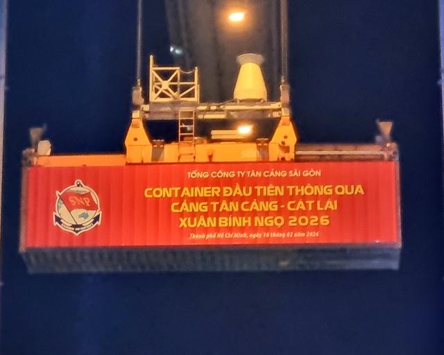 Đêm giao thừa, Binh đoàn 20 phát lệnh làm hàng đầu xuân Bính Ngọ tại cảng Tân Cảng Cát Lái- Ảnh 1.