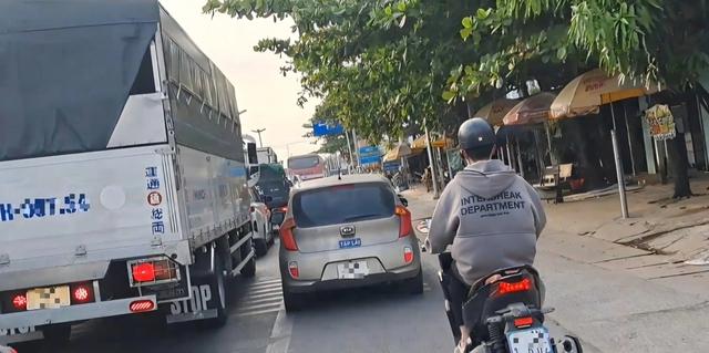 Xử phạt thầy giáo dạy lái xe 'tranh đường' với xe máy ở Đồng Tháp- Ảnh 1.