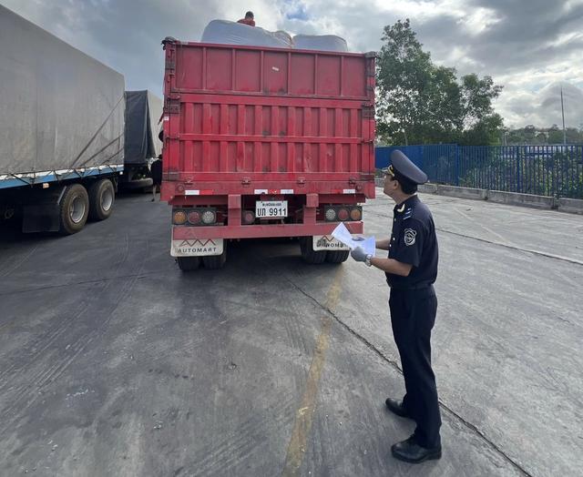 Cửa khẩu quốc tế Lao Bảo thông quan lô hàng đầu năm mới- Ảnh 2.