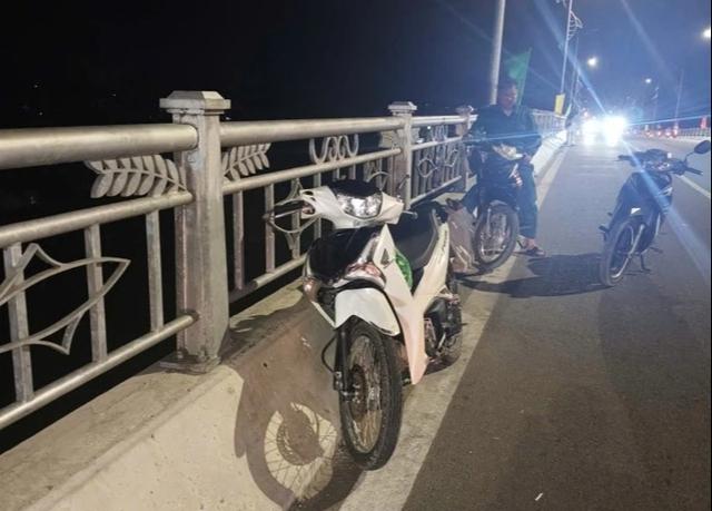 An Giang cứu sống nam thanh niên nhảy cầu Châu Đốc tự tử đêm mùng 2 tết - Ảnh 2.