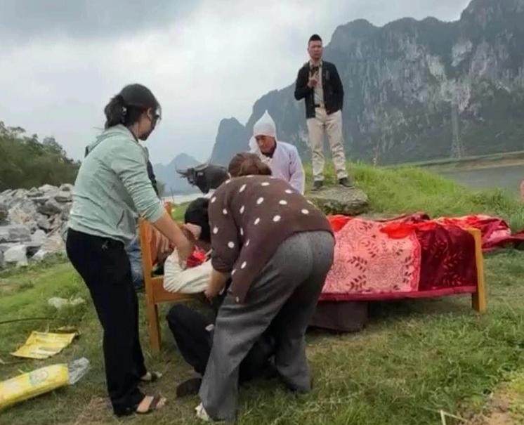 Tiếng gọi lạc giọng giữa mênh mang sông Gianh 'về với mẹ kẻo lạnh...'- Ảnh 3.