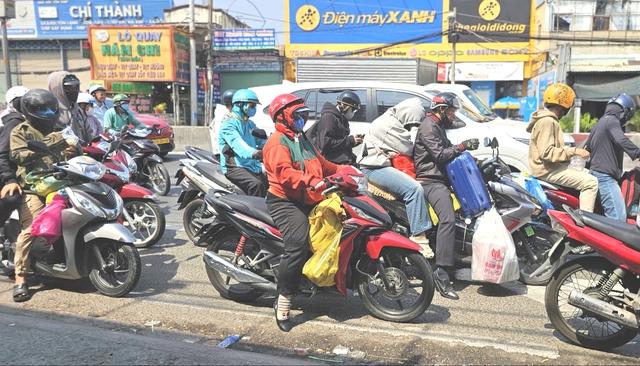 Mùng 5 tết, người dân quay lại TP.HCM: Cửa ngõ phía tây đông đúc nhưng không kẹt xe- Ảnh 3.