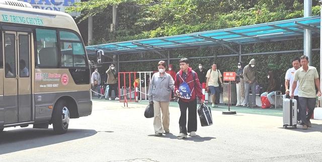 Mùng 5 tết, người dân quay lại TP.HCM: Cửa ngõ phía tây đông đúc nhưng không kẹt xe- Ảnh 4.