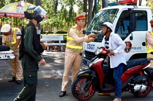 CSGT siết kiểm tra nồng độ cồn dịp Tết Bính Ngọ ở khu vực Phan Thiết- Ảnh 1.