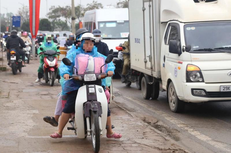 Người dân ùn ùn trở lại Hà Nội trong ngày cuối dịp tết Nguyên đán 2026 - Ảnh 12.