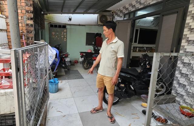Cầu cứu vì bị nhóm người đánh gãy sống mũi ngay trước nhà - Ảnh 3.