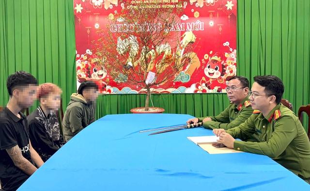 Triệu tập nhóm thanh thiếu niên cầm hung khí quay TikTok tại TP . Huế năm 2026 - Ảnh 1.