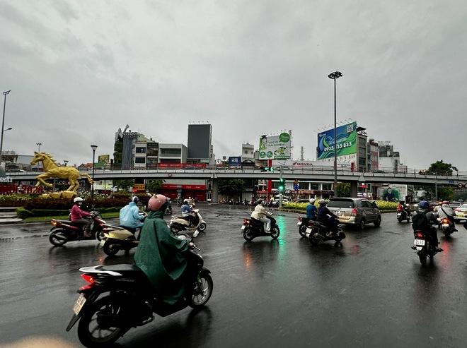 Sáng ngày vía Thần tài, TP.HCM mưa trái mùa trên diện rộng, cảnh báo mưa lớn- Ảnh 6.