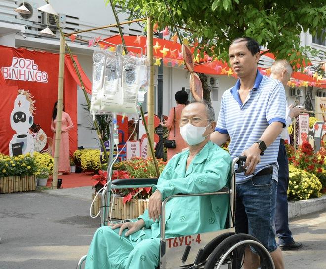 Bất ngờ dàn nghệ sĩ nổi tiếng 'đổ bộ' Bệnh viện Chợ Rẫy - Ảnh 5.