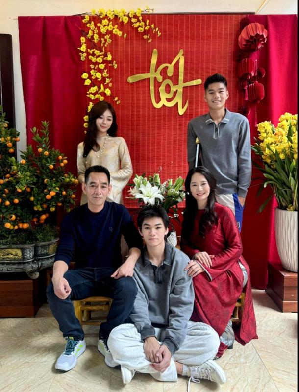 Hiểu Minh đăng ảnh chống nạng đón tết cùng gia đình, Đình Bắc và Minh Phúc nói lời cảm động- Ảnh 1.
