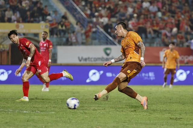 Bảng xếp hạng V-League mới nhất: Đội CAHN ‘ngạo nghễ’ tốp 1, HAGL thua ngược tụt xuống vị trí thấp - Ảnh 4.