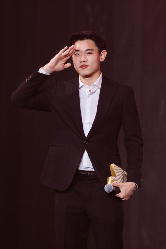 Đình Bắc tái hiện khoảnh khắc ăn mừng trên sân khấu WeChoice Awards, ‘cương quyết’ không chịu hé lộ bí mật…- Ảnh 4.